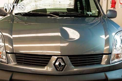 Capot de auto con golpe
