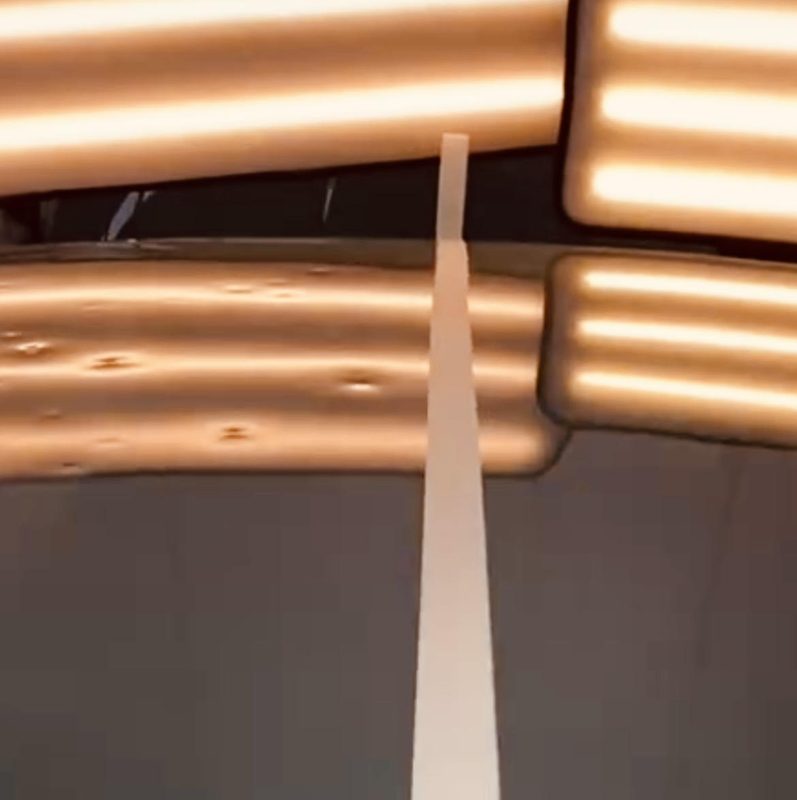 Reflejo de luz sobre chapa reparada
