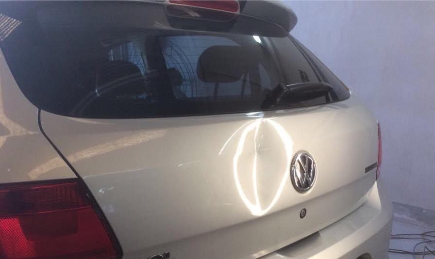 Portón de auto con abolladura