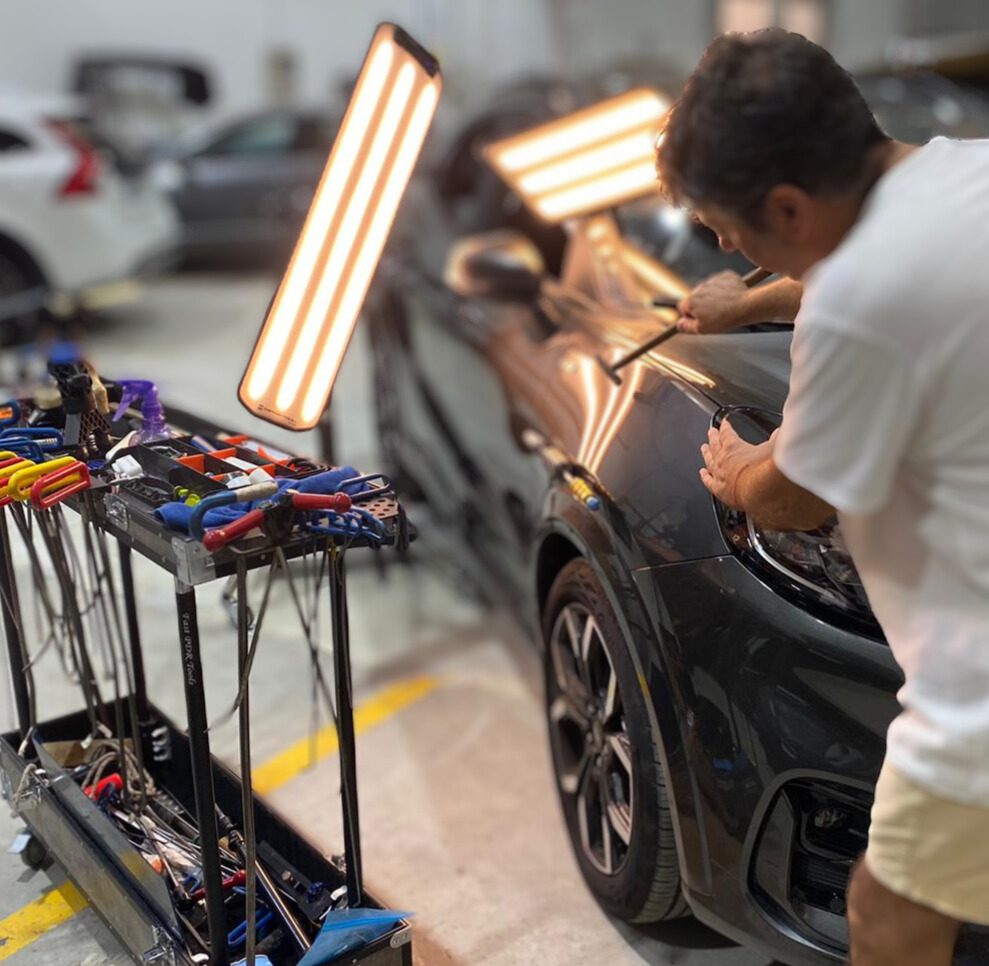 Trabajando con luz de línea sobre la chapa de un auto